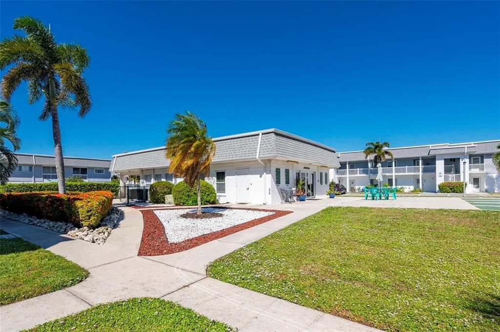 For Sale: $95,000 (1 beds, 1 baths, 735 Square Feet)