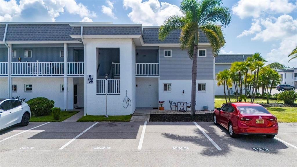 For Sale: $95,000 (1 beds, 1 baths, 735 Square Feet)