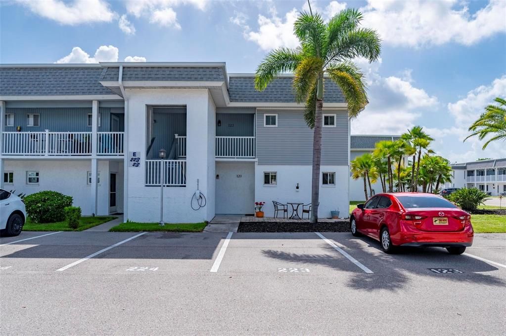 For Sale: $95,000 (1 beds, 1 baths, 735 Square Feet)