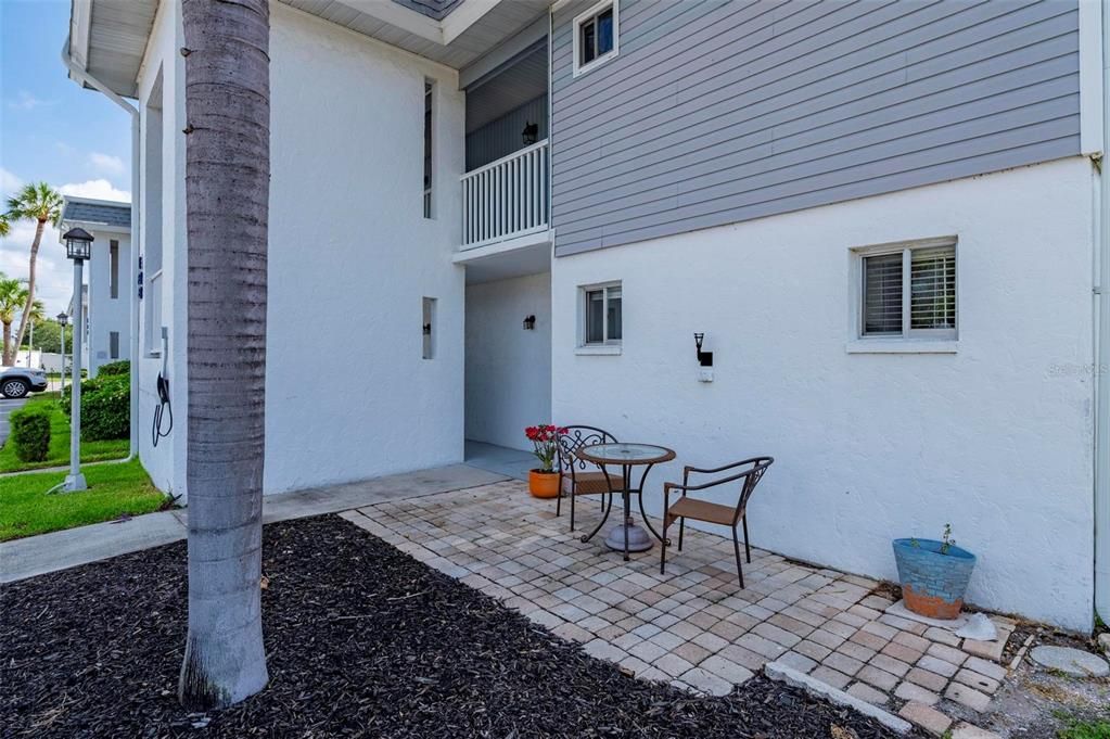 For Sale: $95,000 (1 beds, 1 baths, 735 Square Feet)