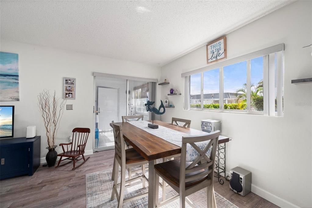 For Sale: $95,000 (1 beds, 1 baths, 735 Square Feet)