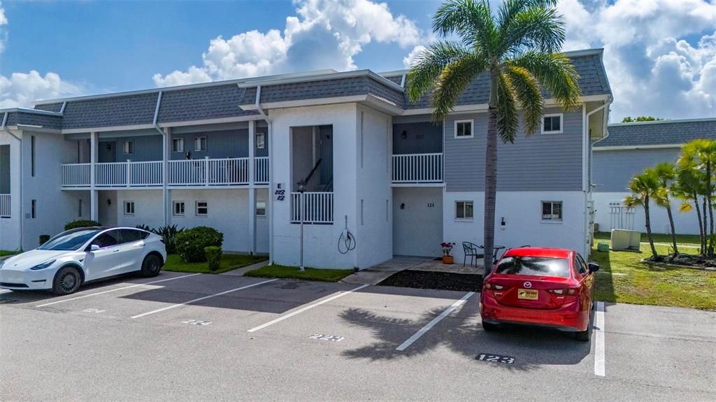 For Sale: $95,000 (1 beds, 1 baths, 735 Square Feet)