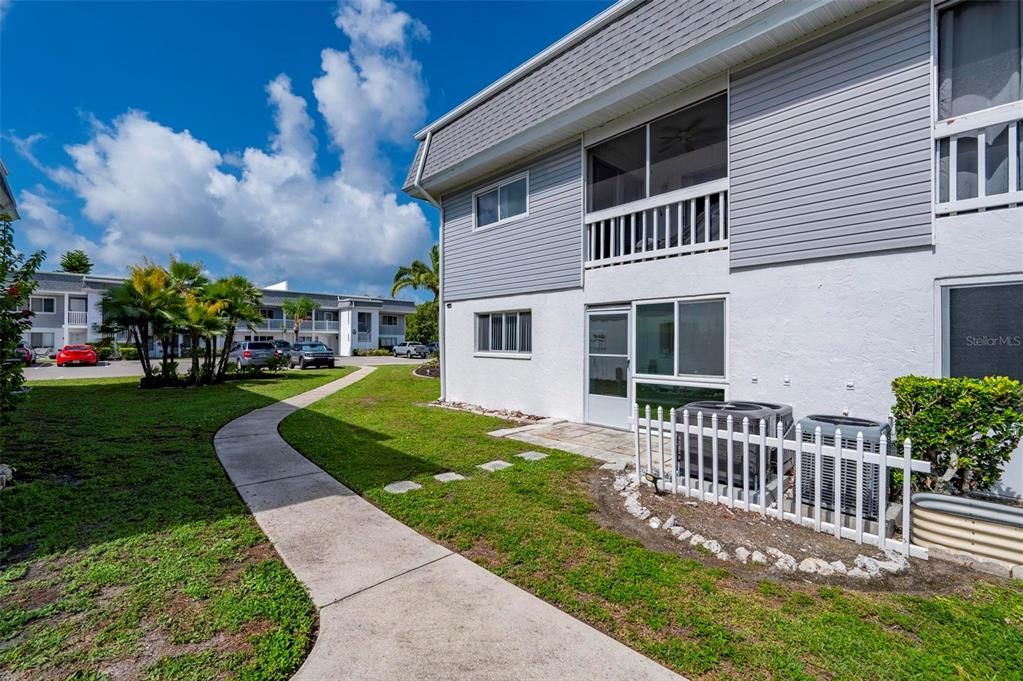 For Sale: $95,000 (1 beds, 1 baths, 735 Square Feet)