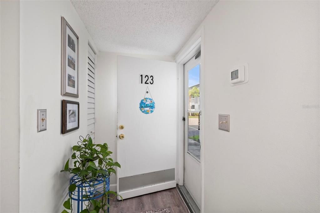 For Sale: $95,000 (1 beds, 1 baths, 735 Square Feet)