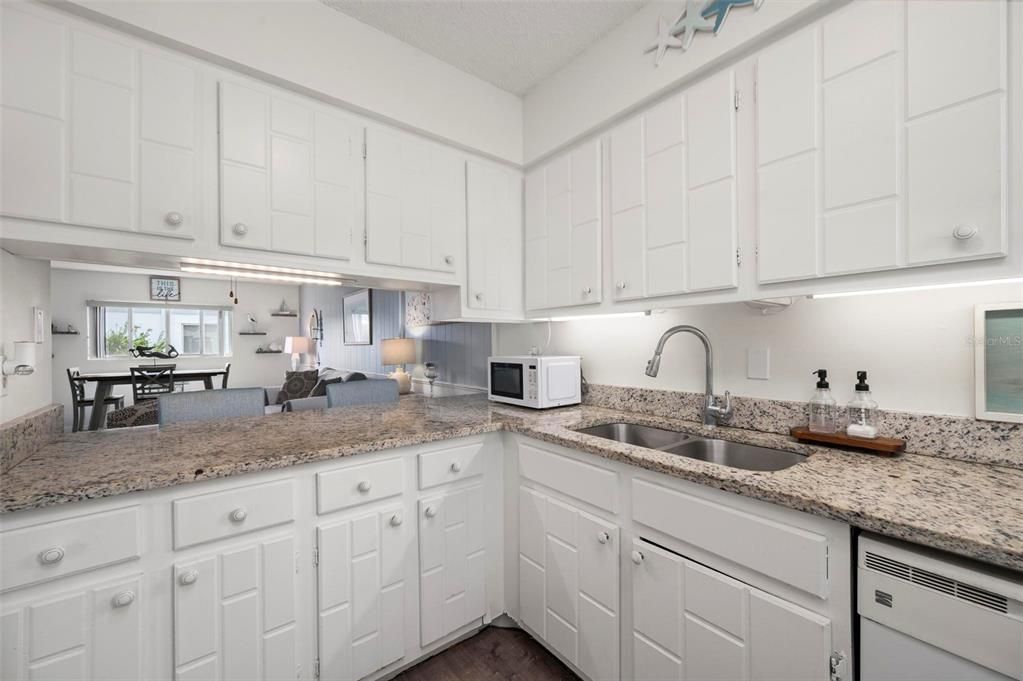 For Sale: $95,000 (1 beds, 1 baths, 735 Square Feet)