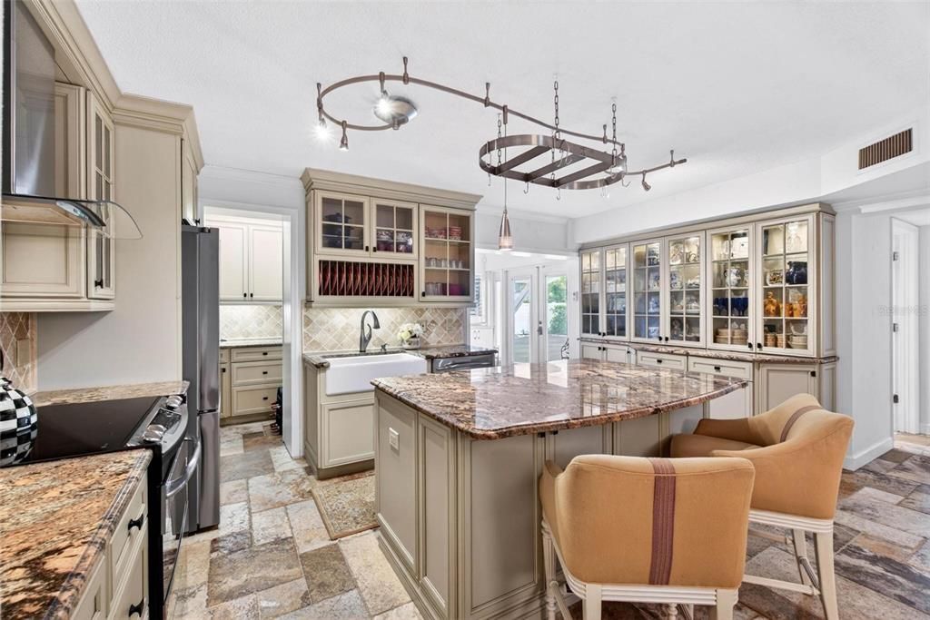 For Sale: $385,000 (2 beds, 2 baths, 1600 Square Feet)