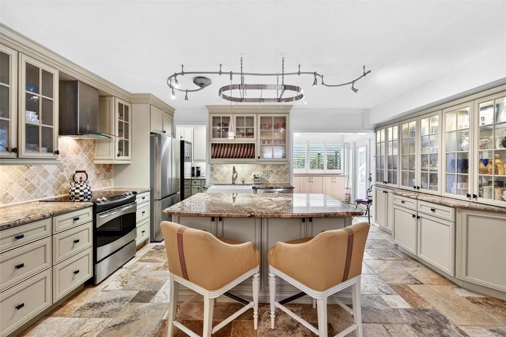For Sale: $385,000 (2 beds, 2 baths, 1600 Square Feet)
