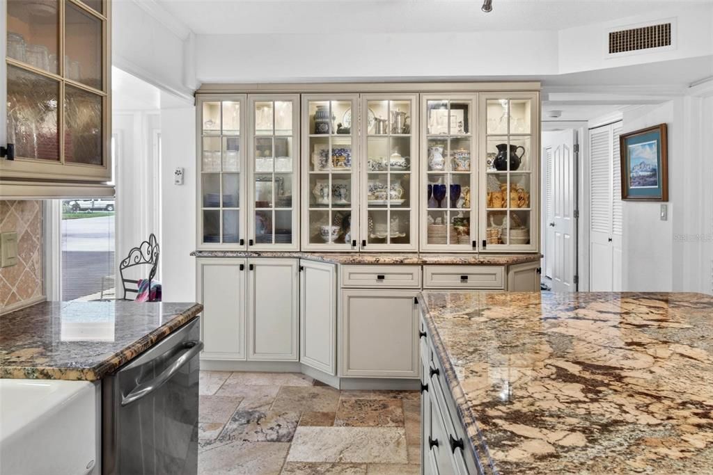 For Sale: $385,000 (2 beds, 2 baths, 1600 Square Feet)