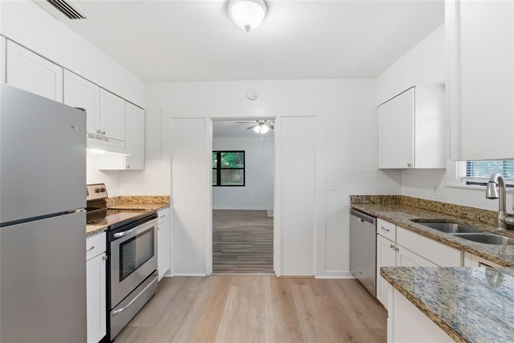 В аренду: $2,700 (4 спален, 2 ванн, 1232 Квадратных фут)