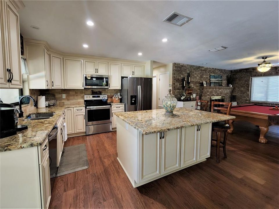 For Rent: $2,950 (4 beds, 2 baths, 1937 Square Feet)