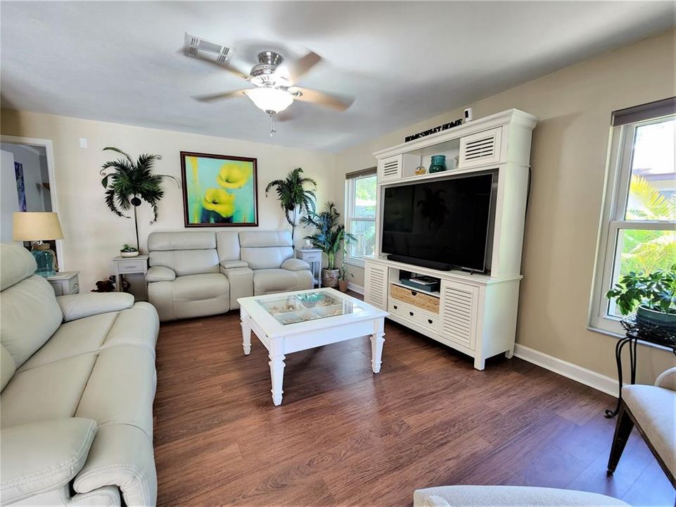 For Rent: $2,950 (4 beds, 2 baths, 1937 Square Feet)