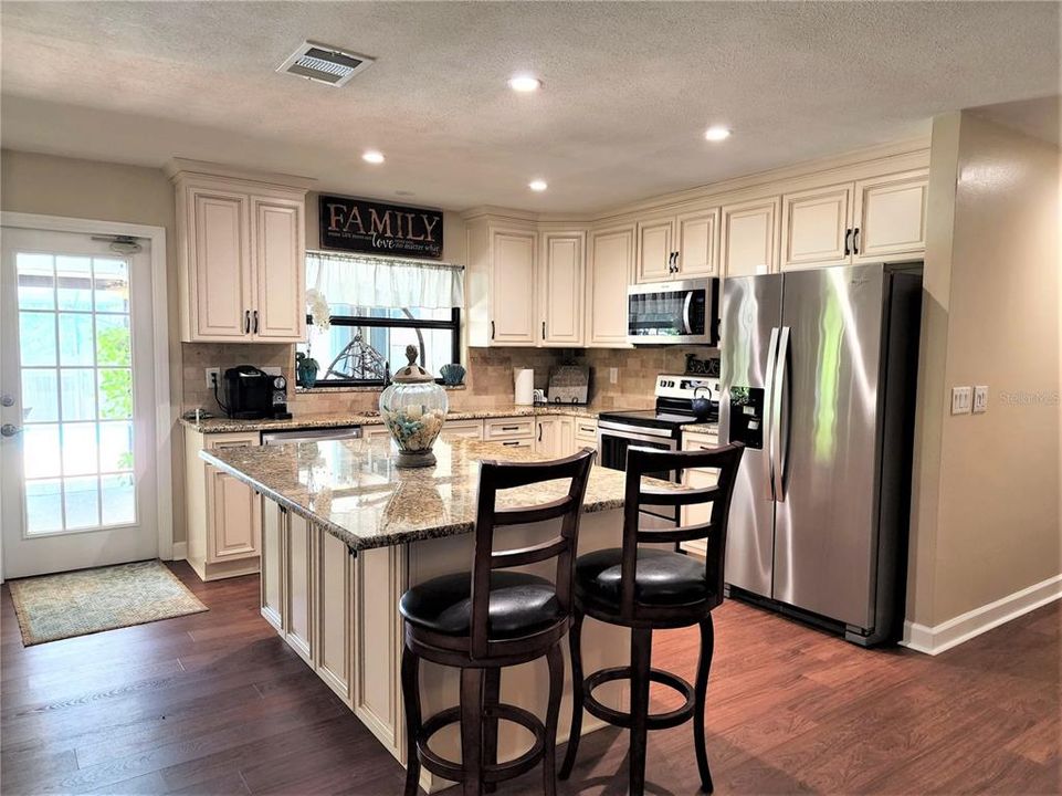 For Rent: $2,950 (4 beds, 2 baths, 1937 Square Feet)