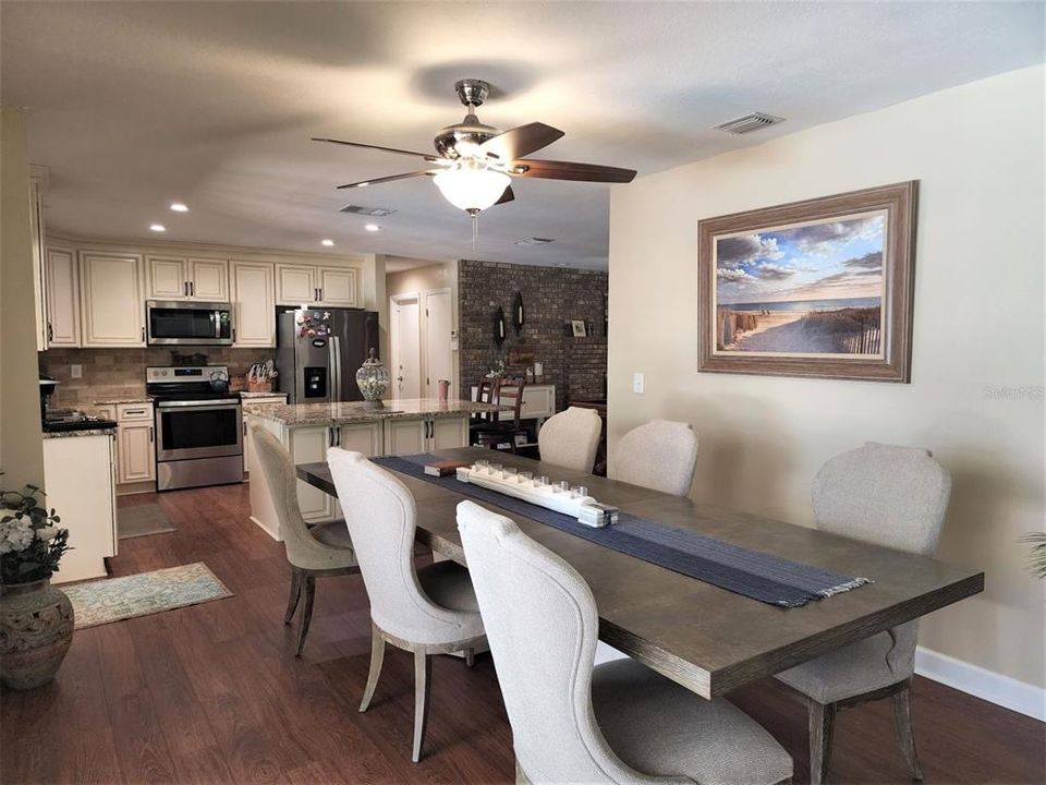 For Rent: $2,950 (4 beds, 2 baths, 1937 Square Feet)