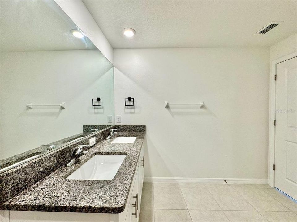For Rent: $3,000 (3 beds, 3 baths, 1945 Square Feet)