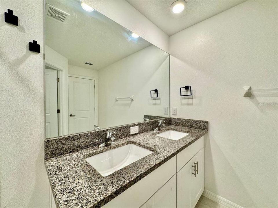 For Rent: $3,000 (3 beds, 3 baths, 1945 Square Feet)
