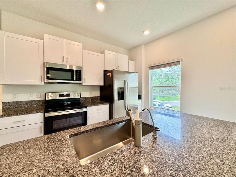 For Rent: $3,000 (3 beds, 3 baths, 1945 Square Feet)