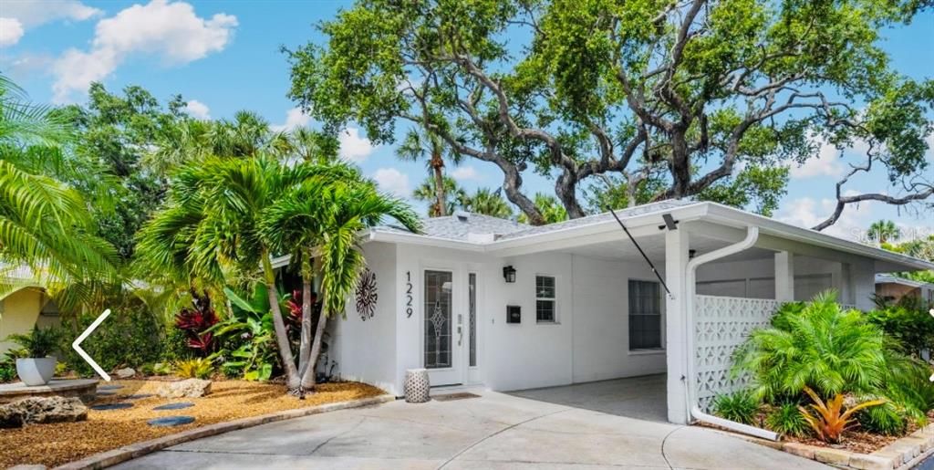For Sale: $650,000 (2 beds, 2 baths, 1015 Square Feet)