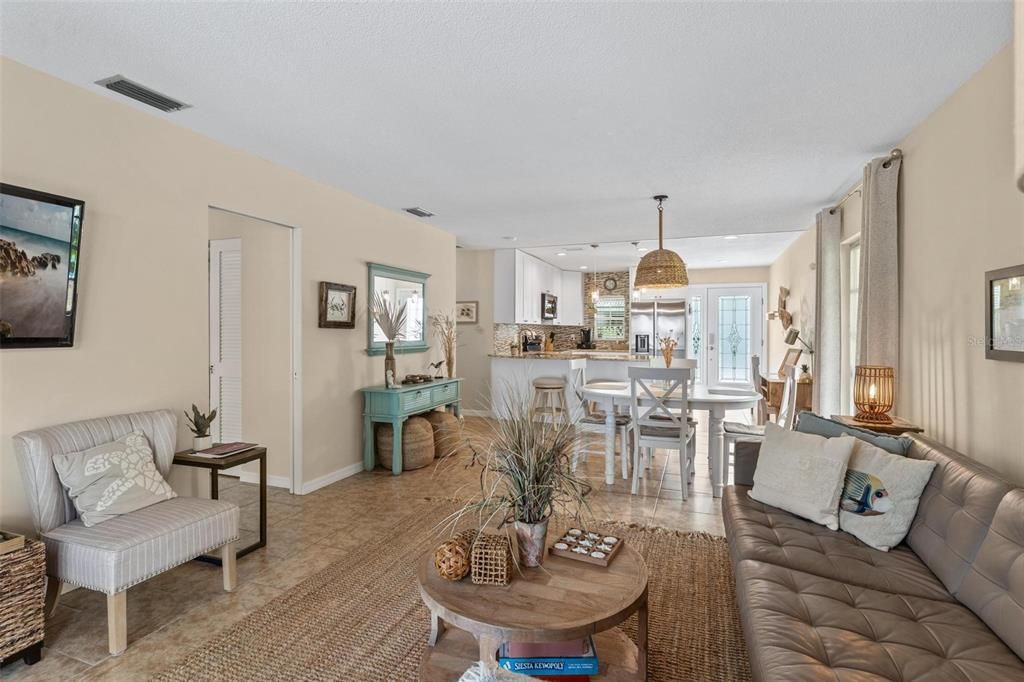 For Sale: $650,000 (2 beds, 2 baths, 1015 Square Feet)