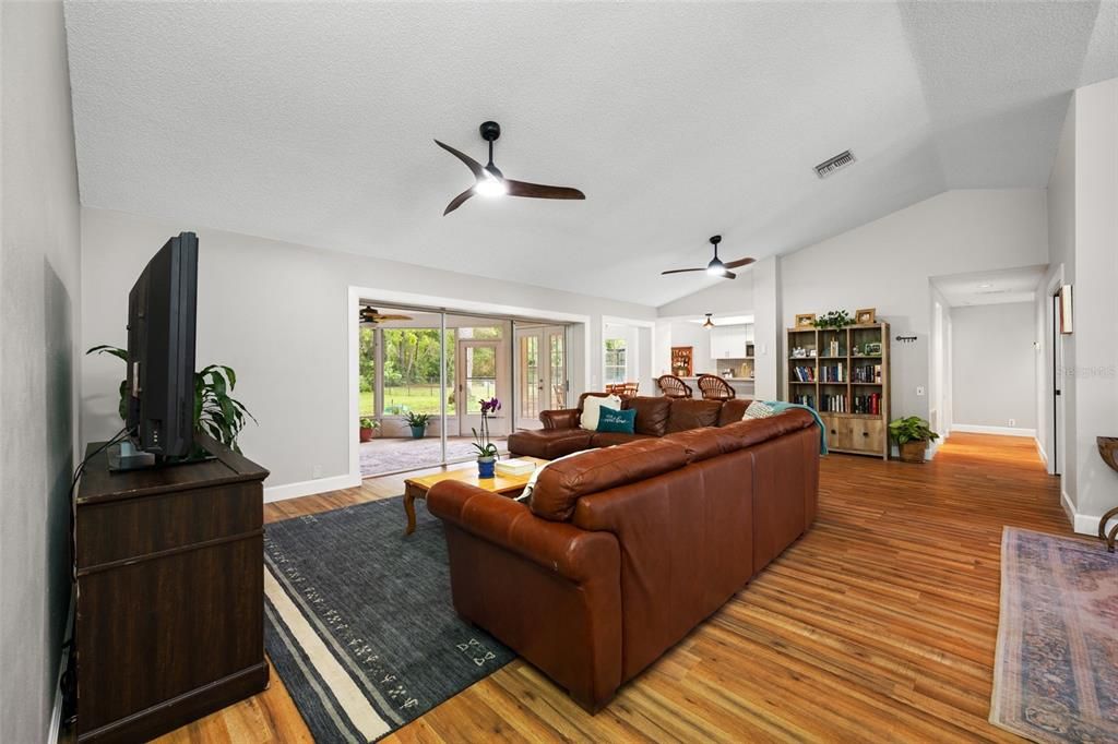 For Sale: $332,000 (3 beds, 2 baths, 1835 Square Feet)