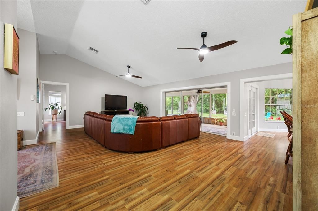 For Sale: $332,000 (3 beds, 2 baths, 1835 Square Feet)