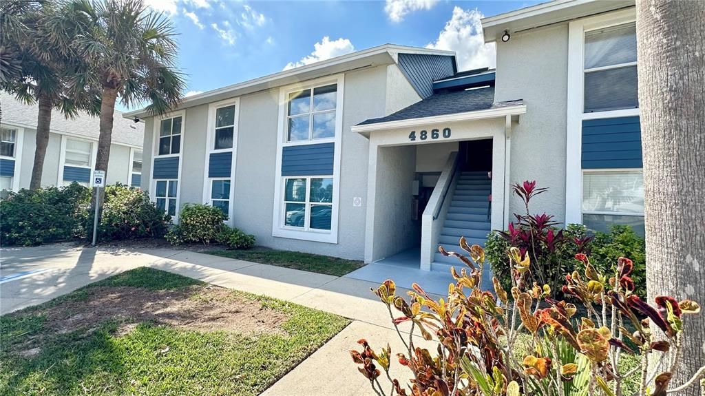 For Rent: $1,850 (2 beds, 2 baths, 906 Square Feet)
