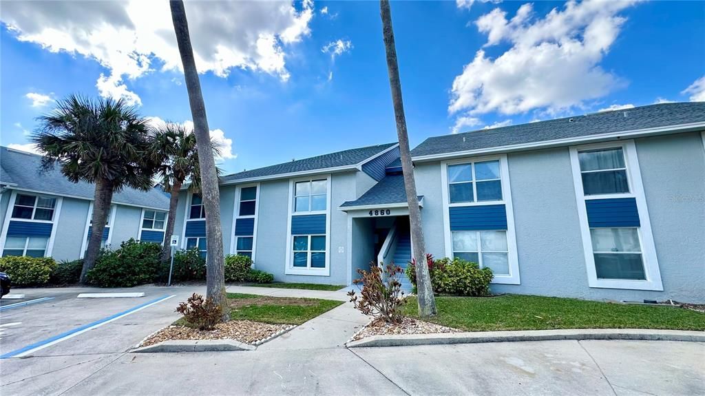 For Rent: $1,850 (2 beds, 2 baths, 906 Square Feet)
