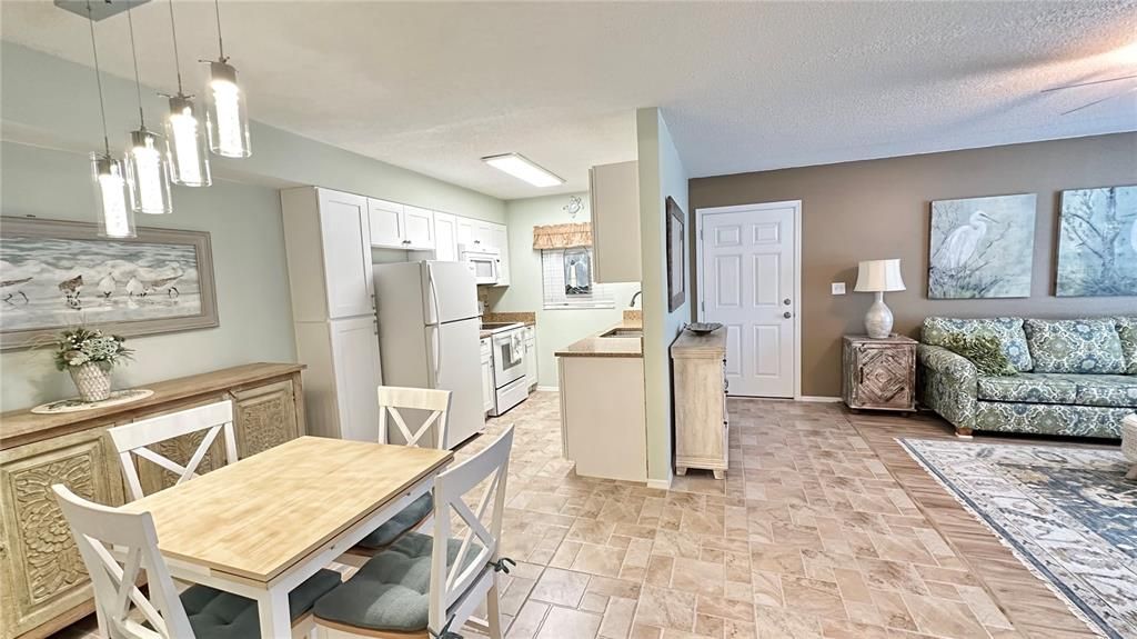 For Rent: $1,850 (2 beds, 2 baths, 906 Square Feet)