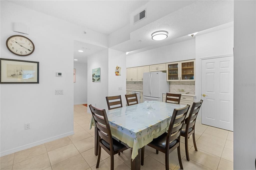 For Sale: $275,000 (2 beds, 2 baths, 1147 Square Feet)