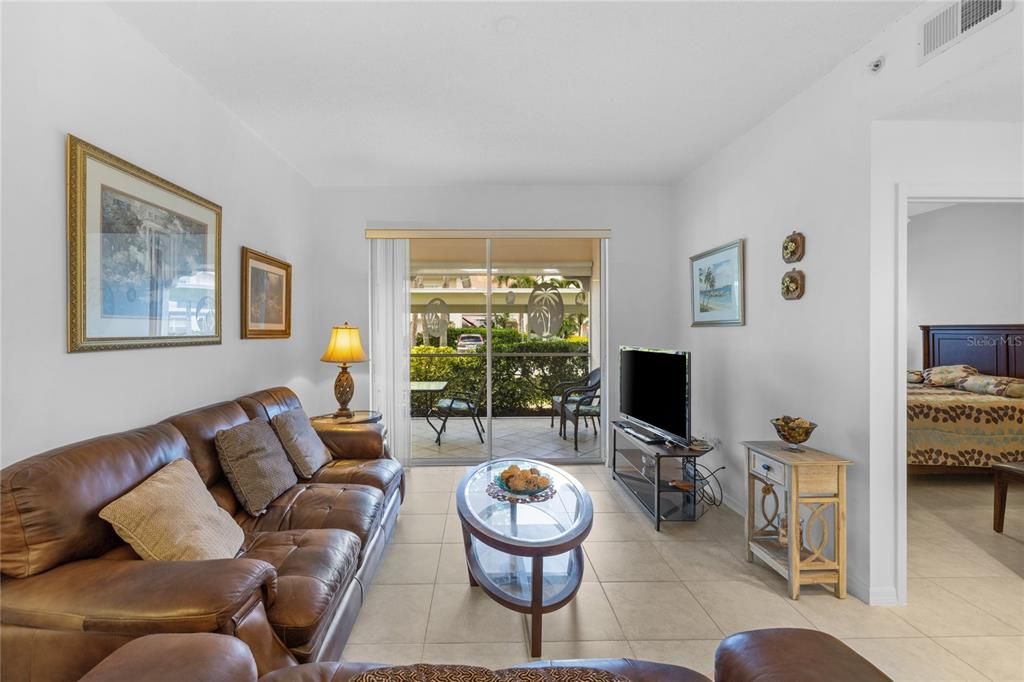 For Sale: $275,000 (2 beds, 2 baths, 1147 Square Feet)