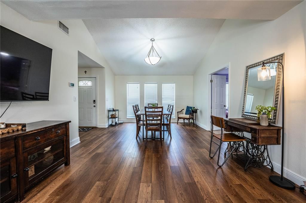 Active With Contract: $339,000 (3 beds, 2 baths, 1424 Square Feet)