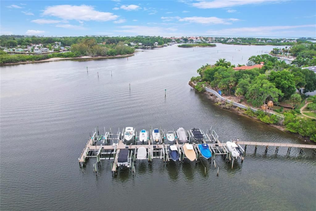 На продажу: $425,000 (0.48 acres)