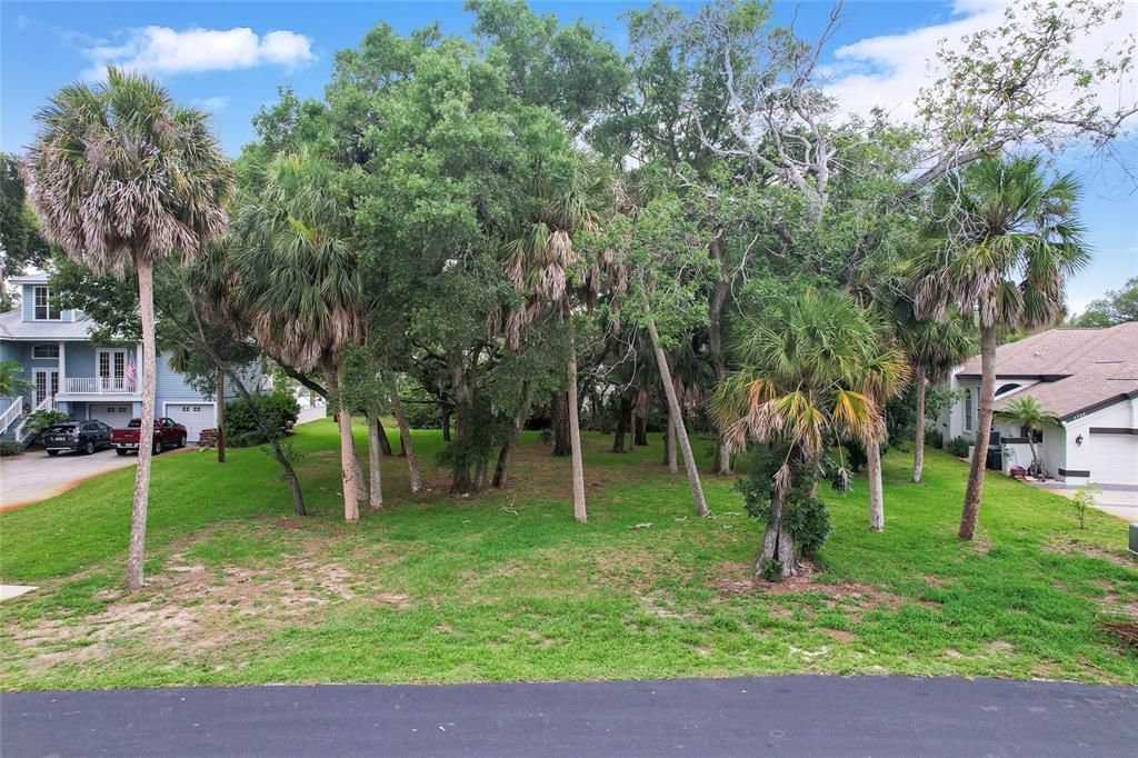 На продажу: $425,000 (0.48 acres)