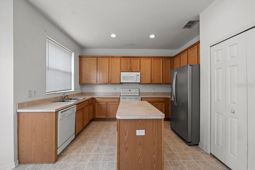 For Rent: $2,250 (4 beds, 2 baths, 2538 Square Feet)