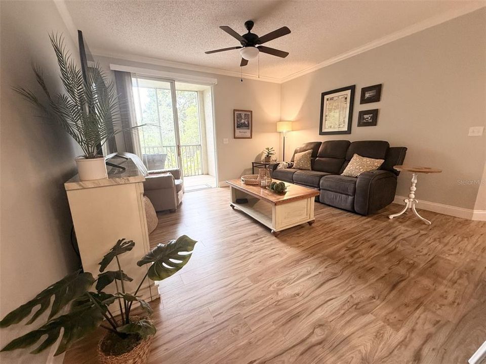 For Sale: $354,000 (3 beds, 3 baths, 1559 Square Feet)