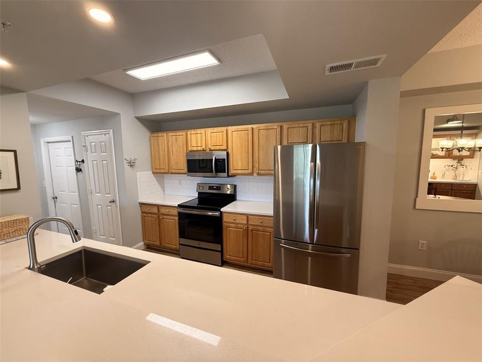 For Sale: $354,000 (3 beds, 3 baths, 1559 Square Feet)