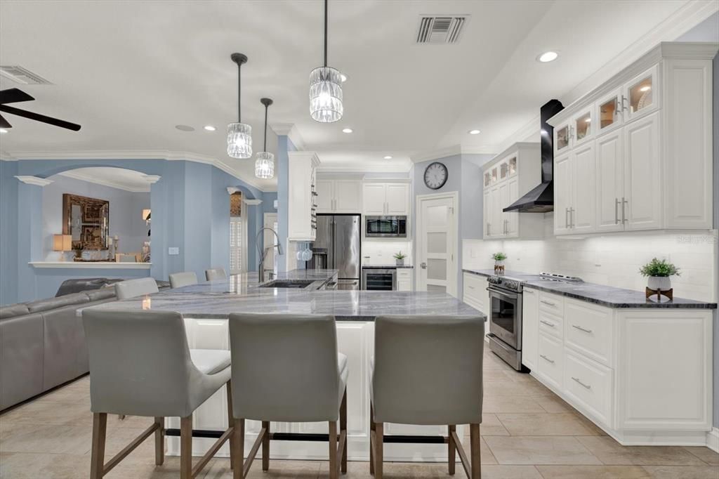 Activo con contrato: $825,000 (4 camas, 3 baños, 3152 Pies cuadrados)