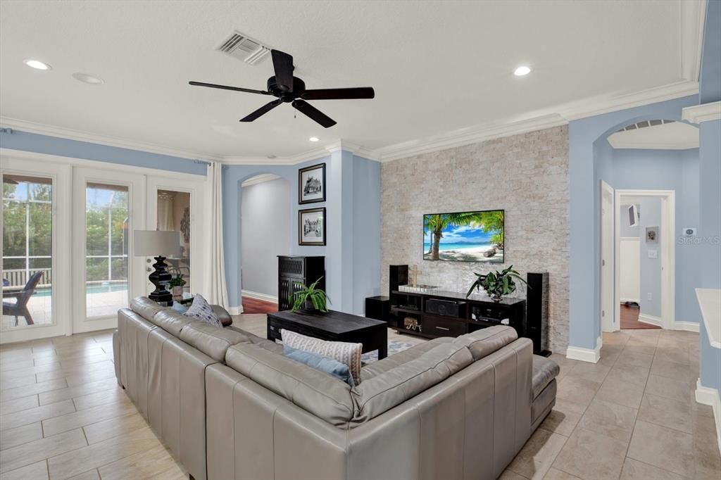 Activo con contrato: $825,000 (4 camas, 3 baños, 3152 Pies cuadrados)