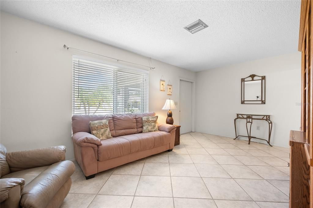 Active With Contract: $265,000 (2 beds, 2 baths, 1254 Square Feet)