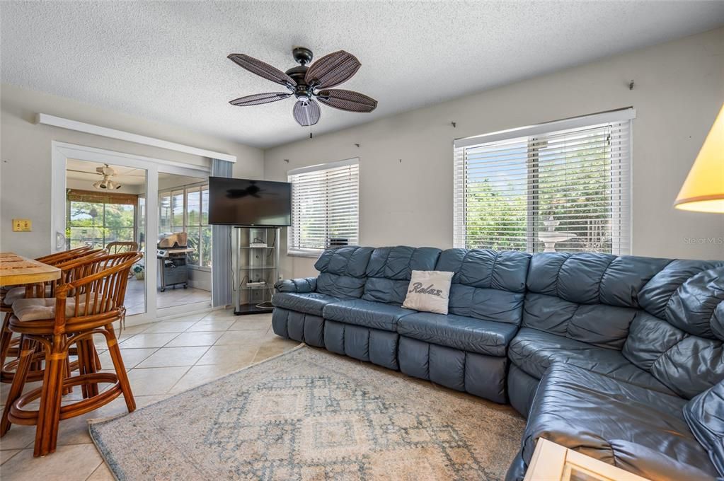 Active With Contract: $265,000 (2 beds, 2 baths, 1254 Square Feet)