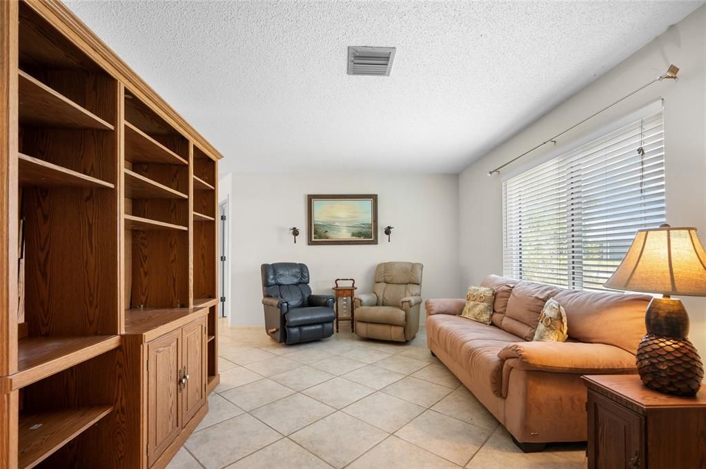 Active With Contract: $265,000 (2 beds, 2 baths, 1254 Square Feet)