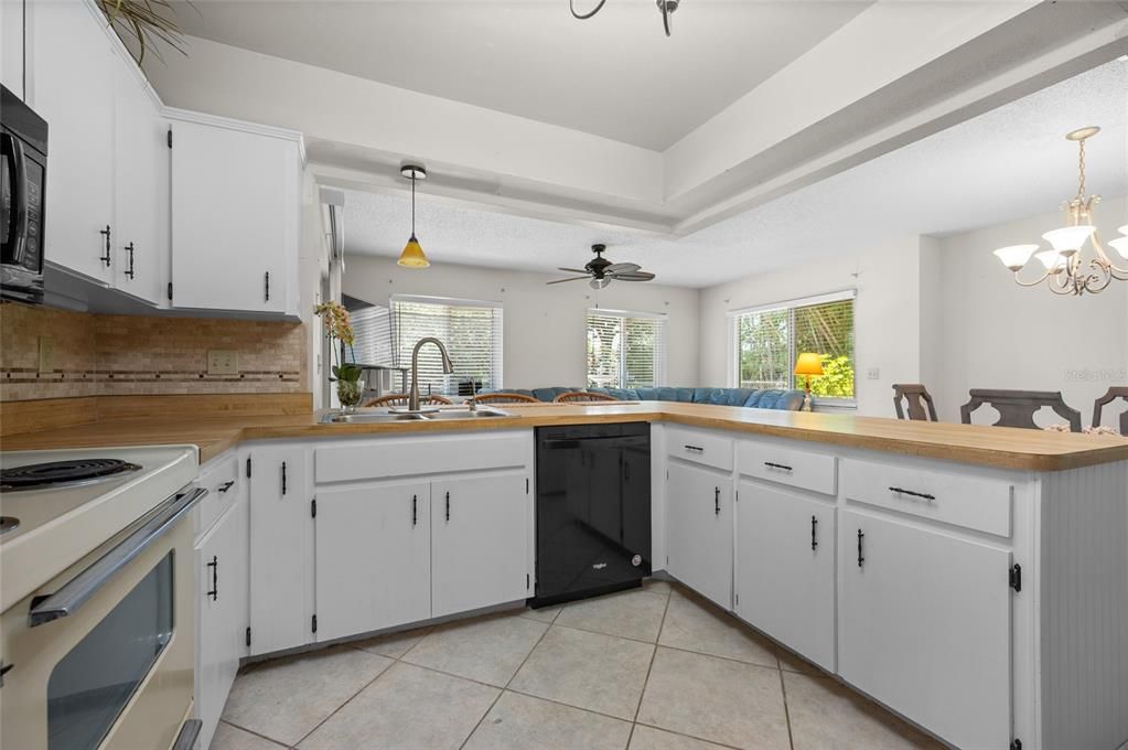 Active With Contract: $265,000 (2 beds, 2 baths, 1254 Square Feet)