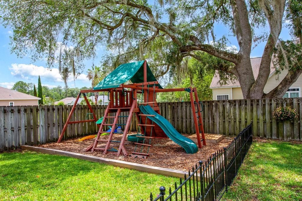 For Sale: $479,900 (4 beds, 2 baths, 2366 Square Feet)