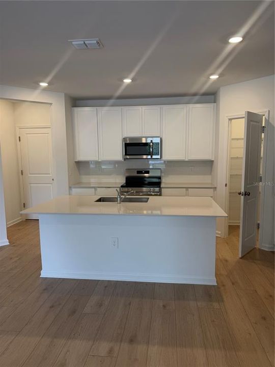 For Rent: $2,350 (3 beds, 2 baths, 1664 Square Feet)