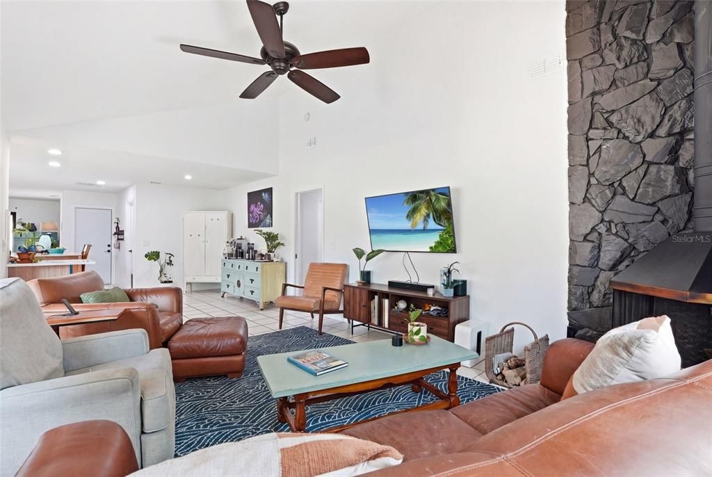 For Sale: $550,000 (3 beds, 2 baths, 1964 Square Feet)
