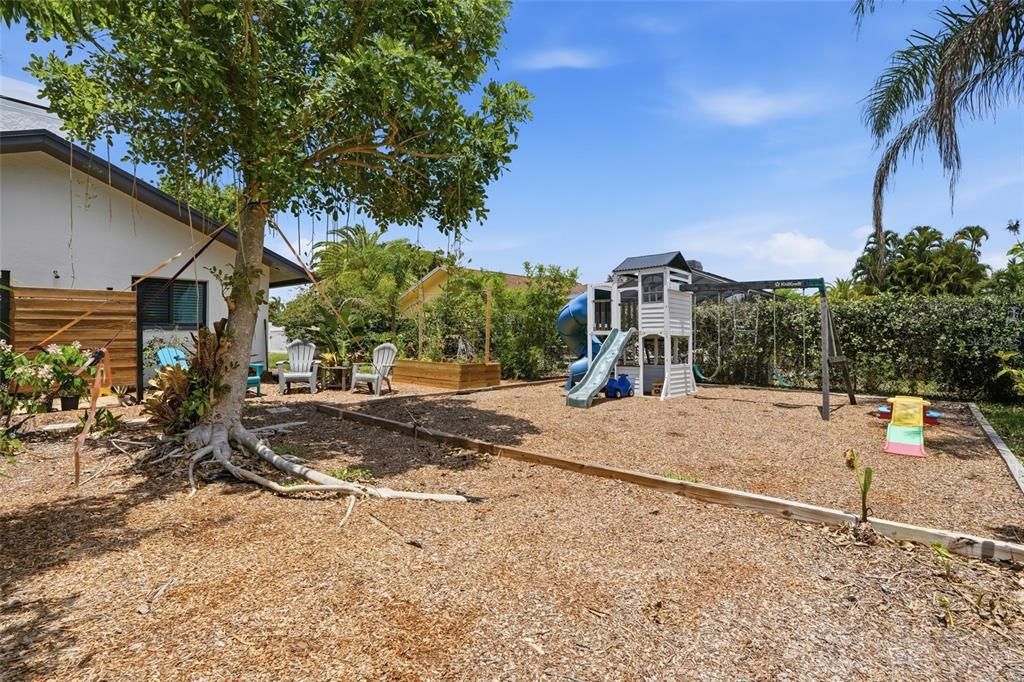 For Sale: $550,000 (3 beds, 2 baths, 1964 Square Feet)