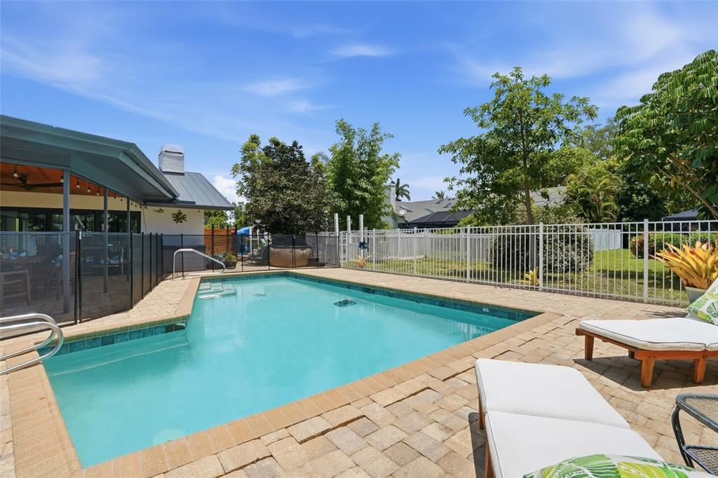 For Sale: $550,000 (3 beds, 2 baths, 1964 Square Feet)