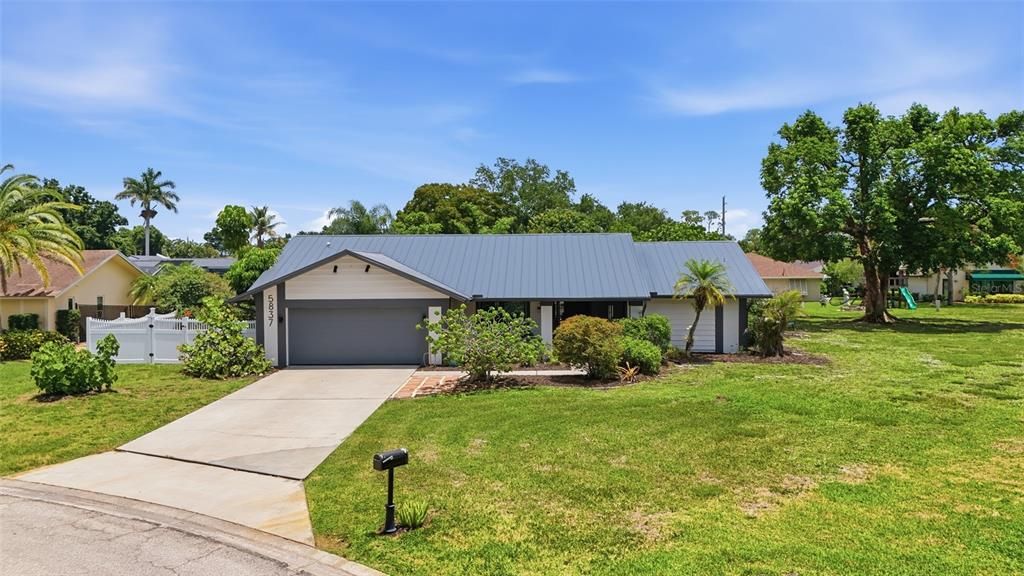For Sale: $550,000 (3 beds, 2 baths, 1964 Square Feet)