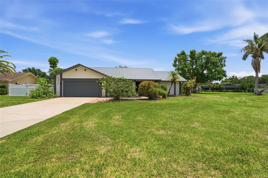 For Sale: $550,000 (3 beds, 2 baths, 1964 Square Feet)