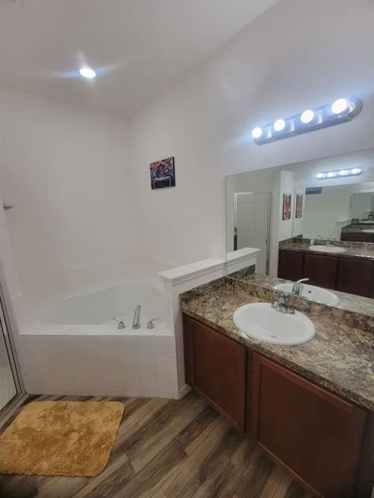 For Rent: $2,350 (4 beds, 2 baths, 1883 Square Feet)