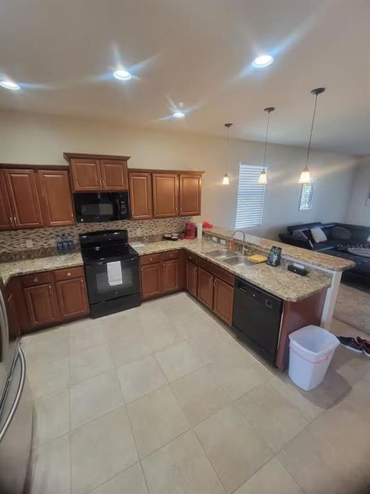For Rent: $2,350 (4 beds, 2 baths, 1883 Square Feet)